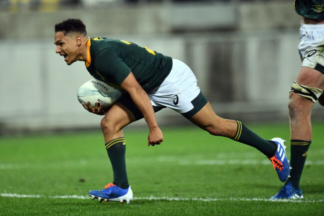 Herschel Jantjies scores a try