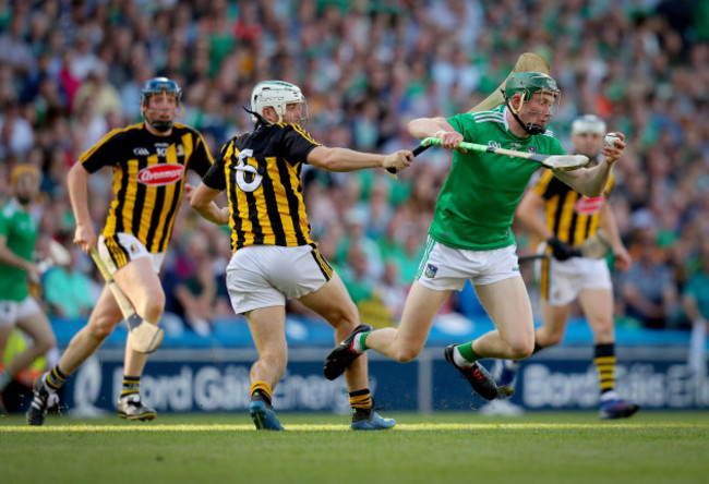 Padraig Walsh tackles William O'Donoghue