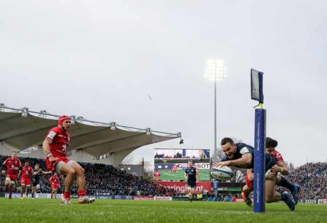 Dave Kearney on his way to scoring a try despite Romain Ntamack