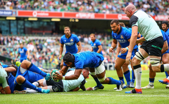 Maxime Mbanda scores his sides first try