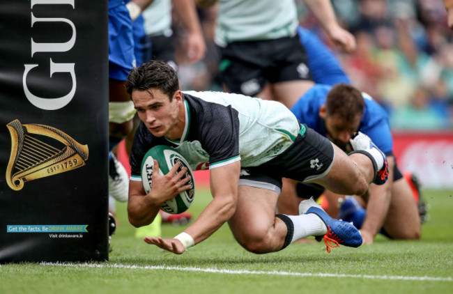 Joey Carbery scores his sides first try