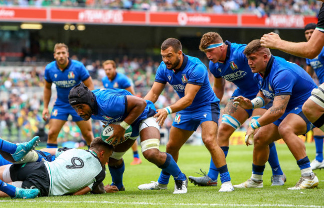 Maxime Mbanda scores his sides first try