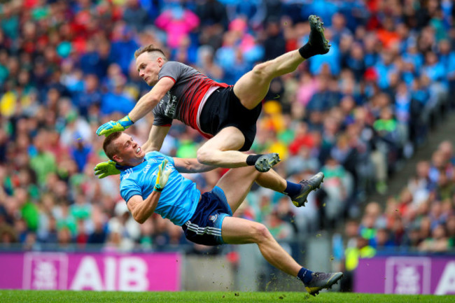 Con O'Callaghan collides with Rob Hennelly