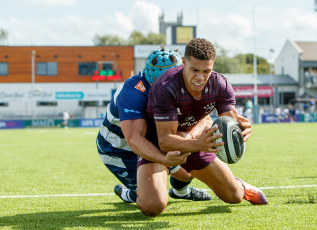 Adam Byrne scores a try