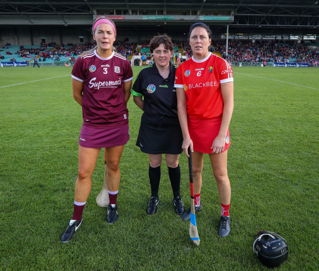 Sarah Dervan and Gemma O'Connor with Referee Liz Dempsey at the coin toss