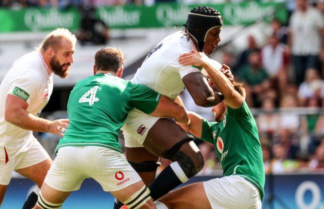 maro-itoje-tackled-by-iain-henderson-and-ross-byrne
