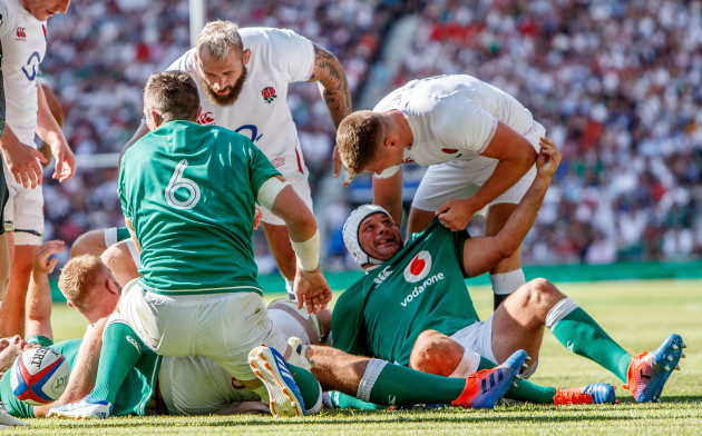 owen-farrell-has-words-with-rory-best-of-ireland-after-george-kruis-scored-a-try