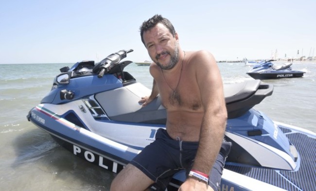 il-ministro-matteo-salvini-in-spiaggia-a-milano-marittima