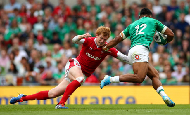 rhys-patchell-goes-to-tackle-bundee-aki