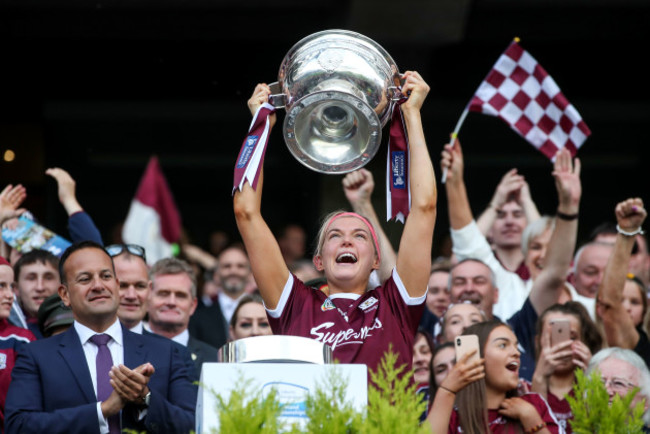 sarah-dervan-lifts-the-oduffy-cup