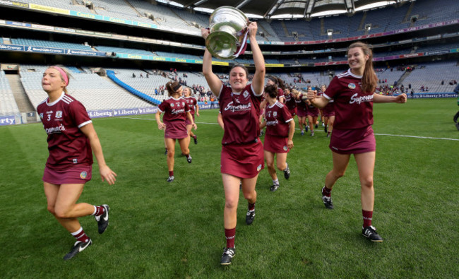 niamh-hanniffy-and-ailish-oreilly-celebrate-after-the-game-with-the-oduffy-cup