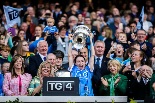 sinead-aherne-lifts-the-trophy