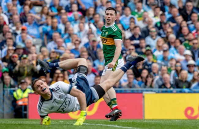 stephen-cluxton-saves-a-shot-from-paul-murphy