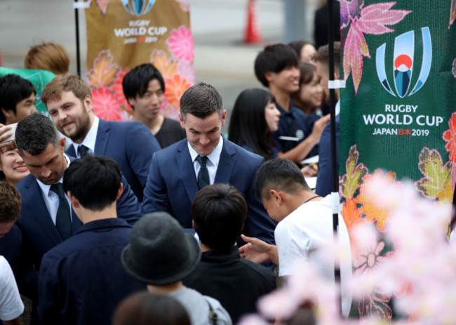 jonathan-sexton-signs-autographs-for-fans-before-the-ceremony