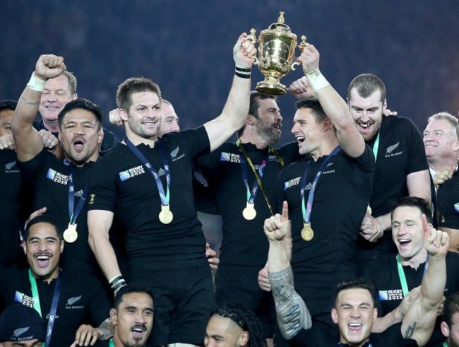 richie-mccaw-and-dan-carter-lift-the-webb-ellis-cup