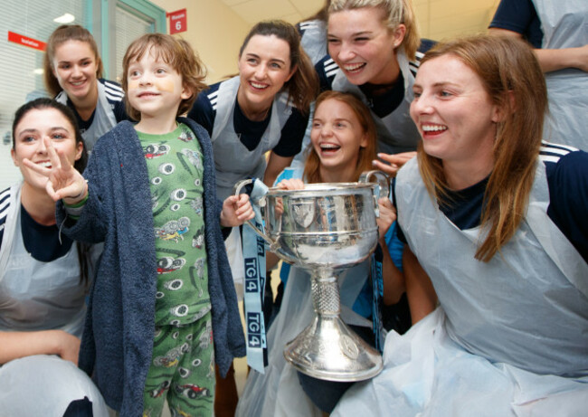 alex-daly-with-members-of-the-dublin-team