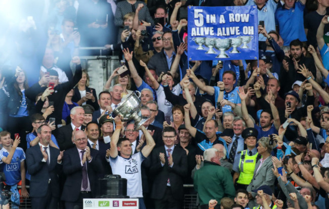 stephen-cluxton-lifts-the-sam-maguire-cup