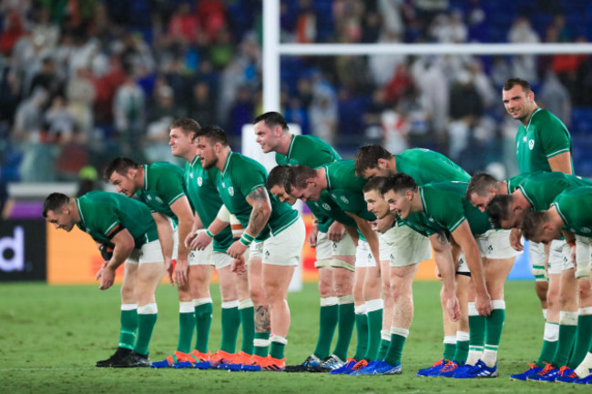 the-ireland-team-bow-to-the-fans-after-the-game