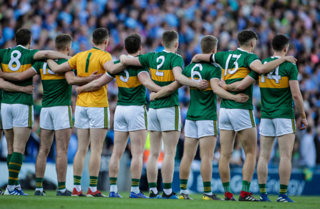 kerry-team-line-up-for-the-national-anthem