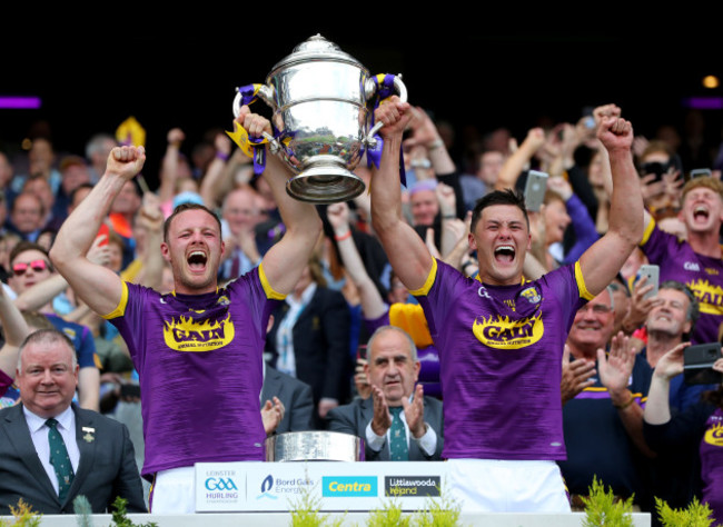 matthew-ohanlon-and-lee-chin-lift-the-bob-okeeffe-cup