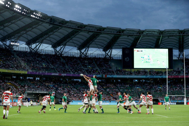 iain-henderson-competes-for-a-line-out-with-luke-thompson