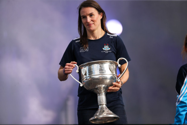 sinead-aherne-brings-the-brendan-martin-cup-onto-the-stage