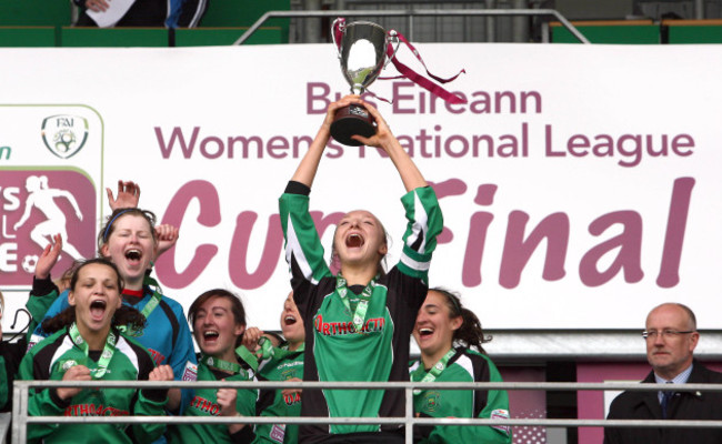 louise-quinn-lifts-the-cup