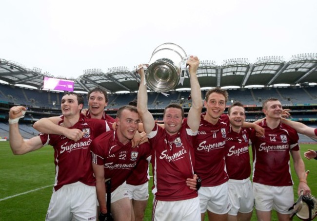 damien-hayes-celebrates-with-the-trophy-and-his-teammates