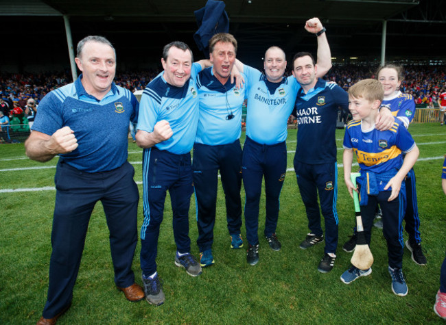 liam-cahill-celebrates-after-the-game-with-his-team