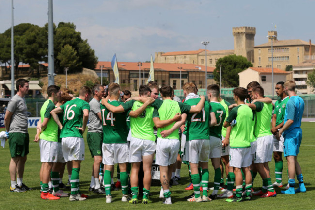 stephen-kenny-speaks-to-his-team-before-the-penalty-shootout