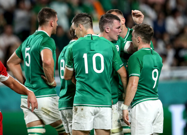 peter-omahony-celebrates-scoring-their-second-try-with-teammates