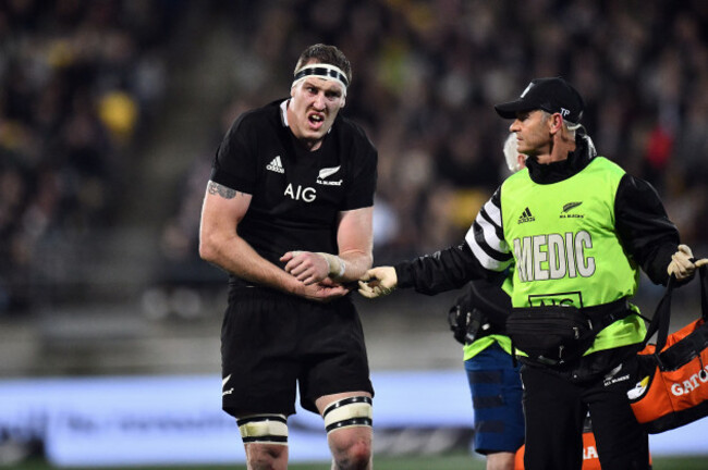 brodie-retallick-goes-off-injured
