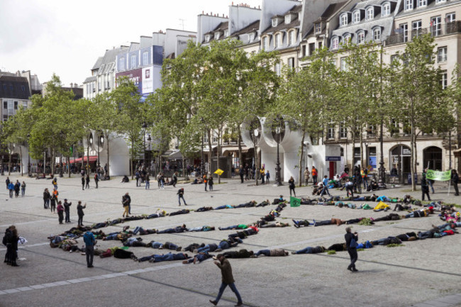 extinction-rebellion-activists-protest-paris