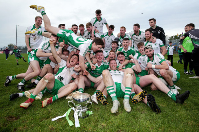 killoe-emmet-og-players-celebrate-with-the-trophy