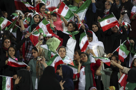 iran-women-at-match