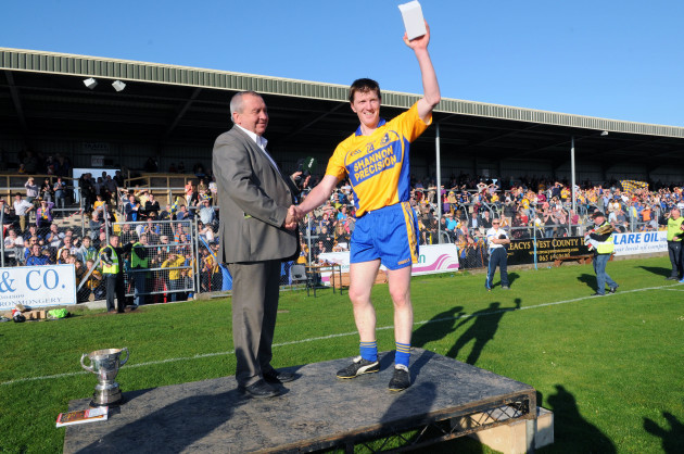 pat-o-donnell-presents-the-man-of-the-match-award-to-niall-gilligan