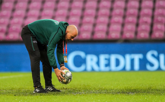 szymon-marciniak-inspects-the-pitch