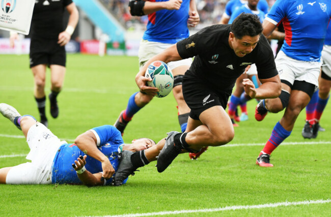 anton-lienert-brown-scores-a-try