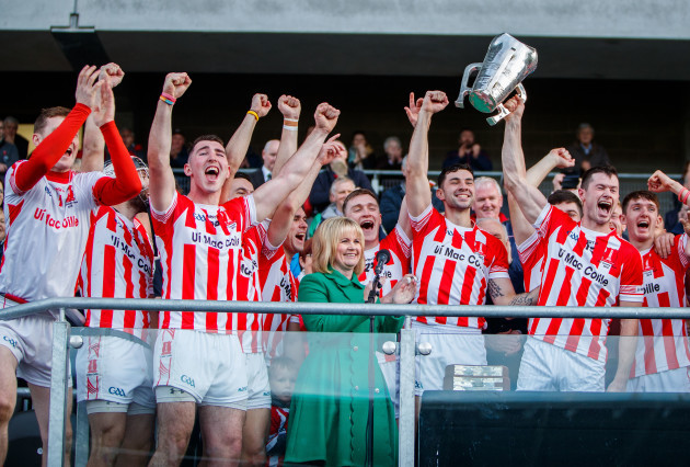 seamus-harnedy-lifts-the-trophy-presented-by-tracey-kennedy