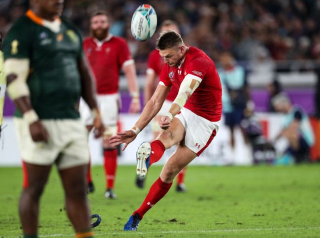 dan-biggar-kicks-a-penalty