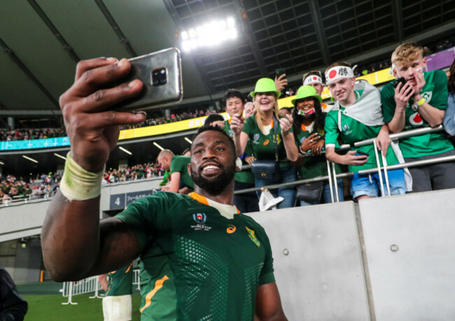 siya-kolisi-takes-a-selfie-with-fans