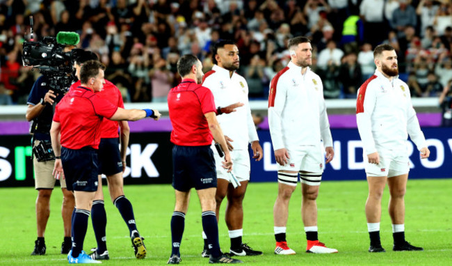 nigel-owens-speaks-to-the-england-team-as-they-watch-the-haka