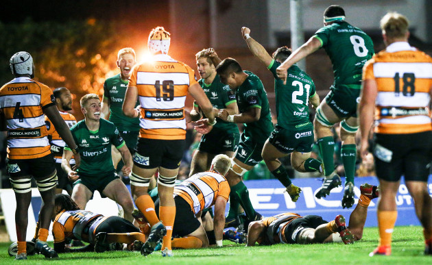 connacht-players-celebrate-tom-farrells-late-try