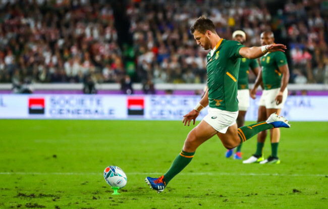 handre-pollard-kicks-a-penalty