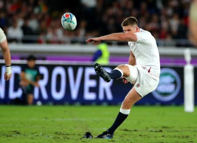 owen-farrell-kicks-a-penalty