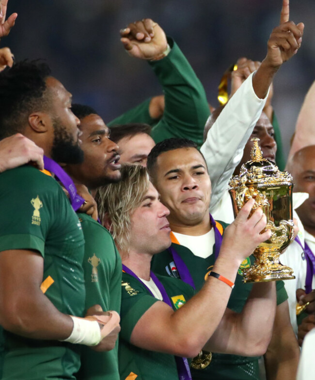 faf-de-klerk-lifts-the-webb-ellis-trophy