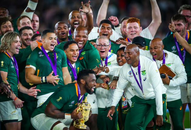 siya-kolisi-lifts-the-webb-ellis-trophy