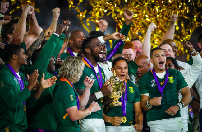 siya-kolisi-lifts-the-webb-ellis-trophy