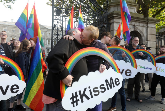 4349 Kissing protest_90584338
