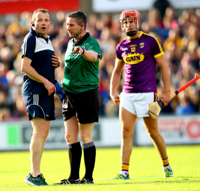 saoirse-bulfin-speaks-with-referee-fergal-horgan